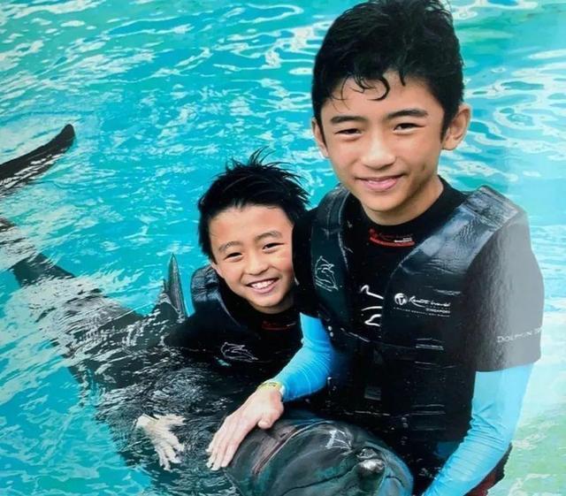 Lộ mặt con trai thứ 3 của Trương Bá Chi, có giống Tạ Đình Phong?-5