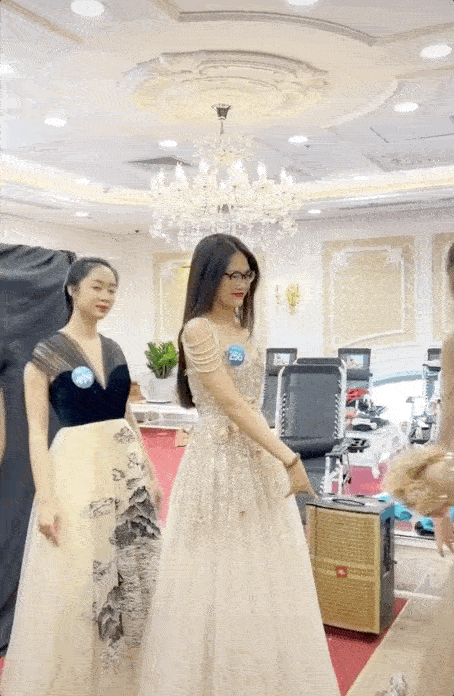 Nam Em gây chú ý vì dáng ngồi lạ trong clip thí sinh Miss World VN 2022-1