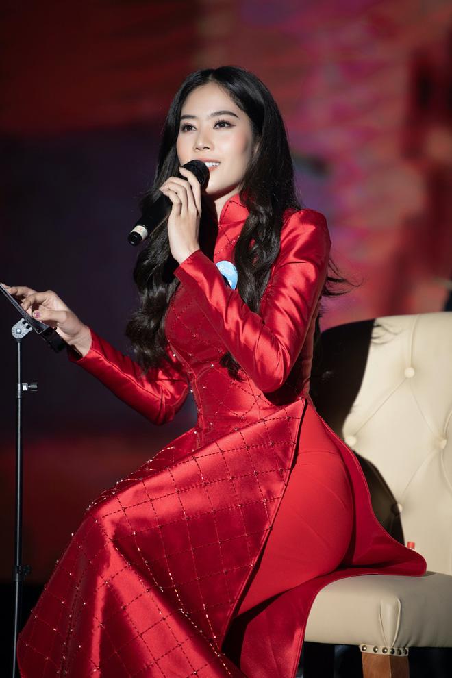 Nam Em gây chú ý vì dáng ngồi lạ trong clip thí sinh Miss World VN 2022-6