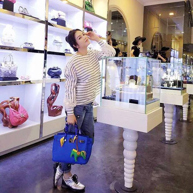 Ly Nha Ky shows off her closed shoe cabinet, bigger than a shopping mall-4