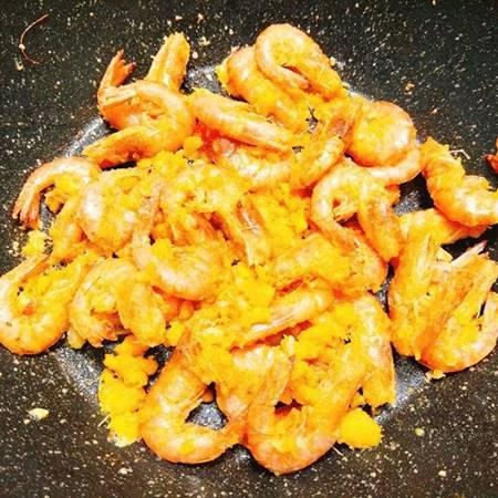 Món ngon cuối tuần: Cách làm tôm rang trứng muối thơm béo, đậm đà-3