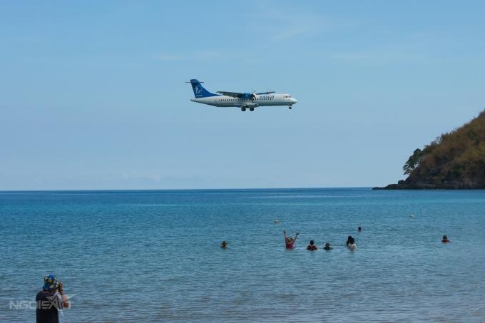 Du khách chạy tán loạn xem máy bay hạ cánh-2