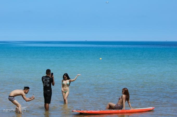 Du khách chạy tán loạn xem máy bay hạ cánh-3