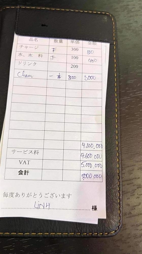 Cô gái được bạn mời qua khai trương, ngồi 20p phút bị dí cái bill 5 triệu-1