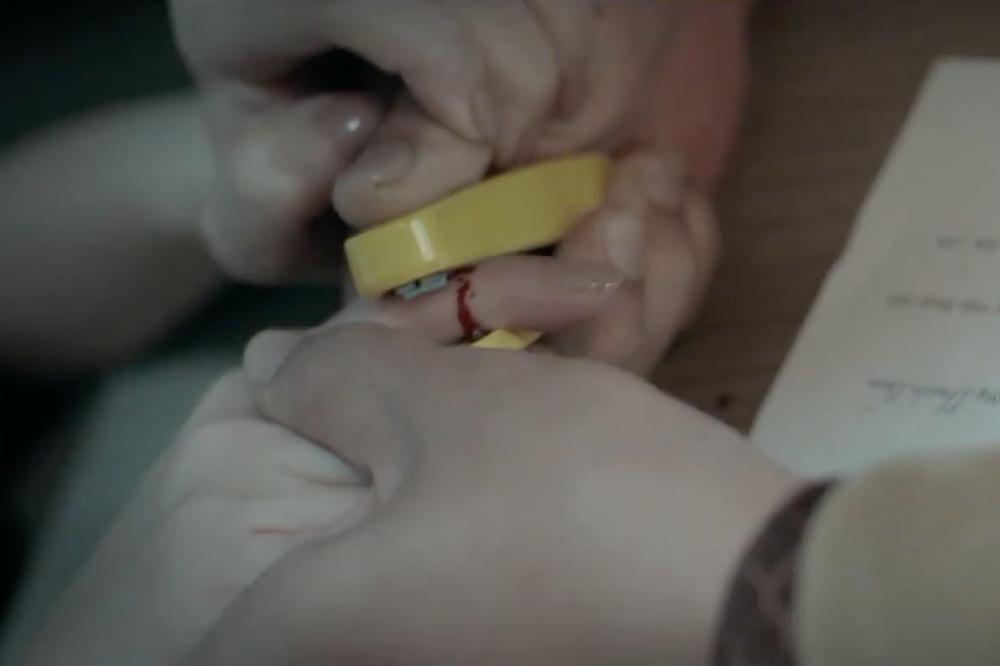 Khiếp sợ cảnh chồng tra tấn dùng ghim dập vào tay vợ trên phim Việt-2