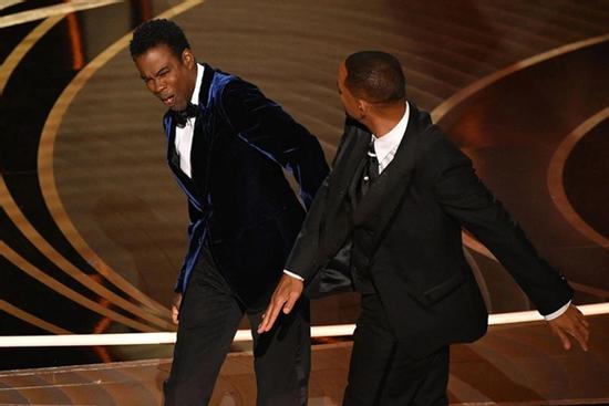 Lý do Chris Rock không rời sân khấu Oscar sau cú tát của Will Smith