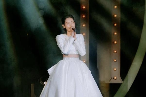 Hàng xóm nhận xét về Hiền Hồ giữa ồn ào hẹn hò anh họ U60-11