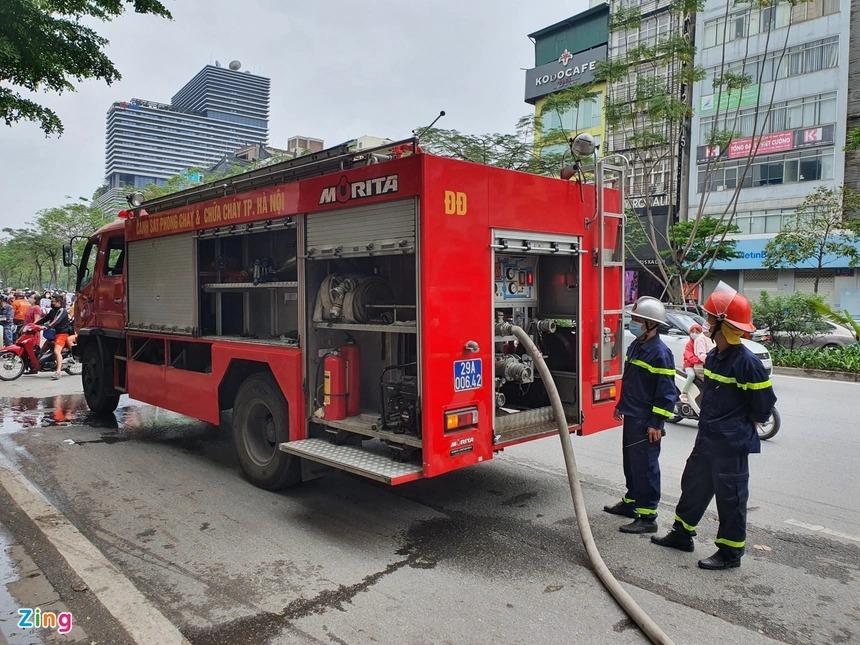 Cháy căn nhà 8 tầng ở trung tâm Hà Nội, nhiều người tháo chạy-6