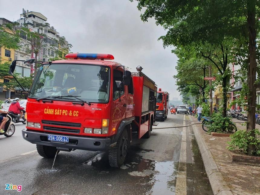 Cháy căn nhà 8 tầng ở trung tâm Hà Nội, nhiều người tháo chạy-7