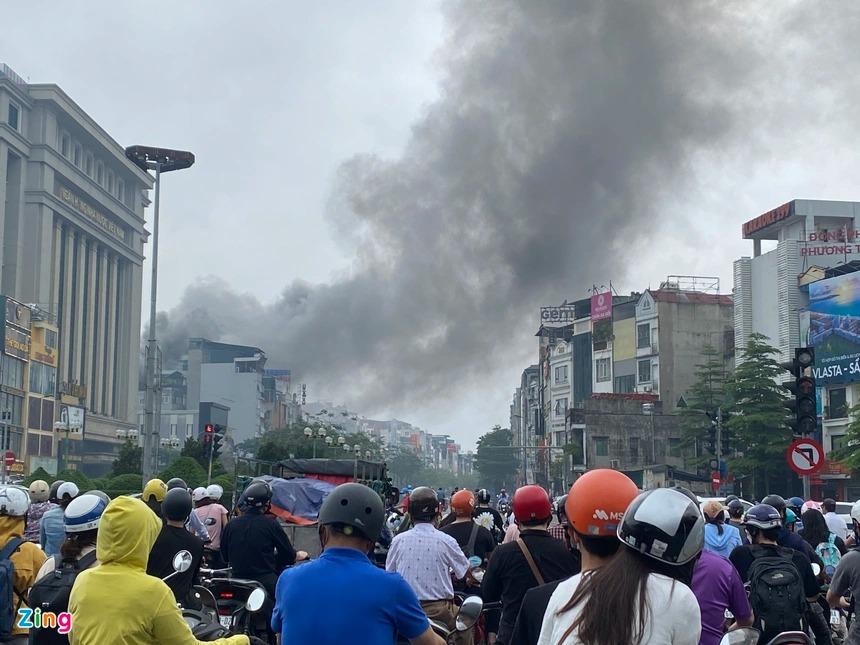 Cháy căn nhà 8 tầng ở trung tâm Hà Nội, nhiều người tháo chạy-2