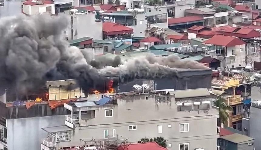 Cháy căn nhà 8 tầng ở trung tâm Hà Nội, nhiều người tháo chạy-1