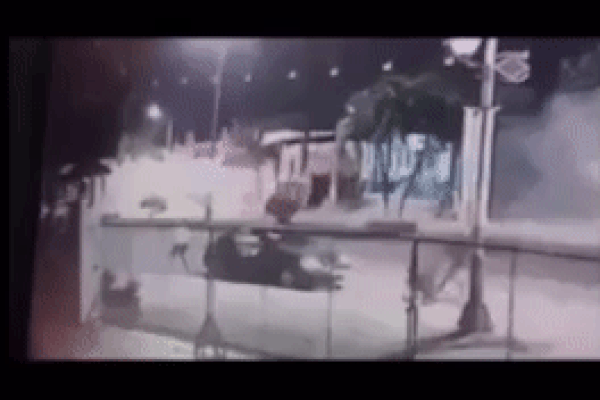 Clip: A group of people hit a motorbike and then cut the victim to death