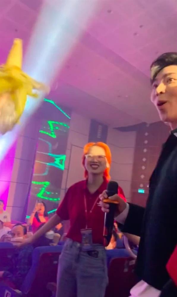 Showbiz Việt lần đầu chứng kiến fan mang hẳn bắp luộc làm lightstick-1