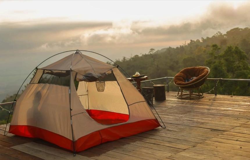 Núi Cấm - An Giang: Là ngọn núi nổi tiếng của dãy Thất Sơn, núi Cấm hay Thiên Cấm Sơn có vẻ đẹp hoang sơ, hùng vĩ, cao khoảng 710 m so với mực nước biển. Đỉnh Bồ Hong ở núi Cấm là đỉnh núi cao nhất đồng bằng sông Cửu Long, có khí hậu mát mẻ quanh năm và được ví như "phiên bản Đà Lạt" của miền Tây. Gần đây, hoạt động cắm trại, săn mây và khám phá thiên nhiên ở núi Cấm được nhiều bạn trẻ yêu thích, trở thành một trải nghiệm mới về du lịch miền sông nước.