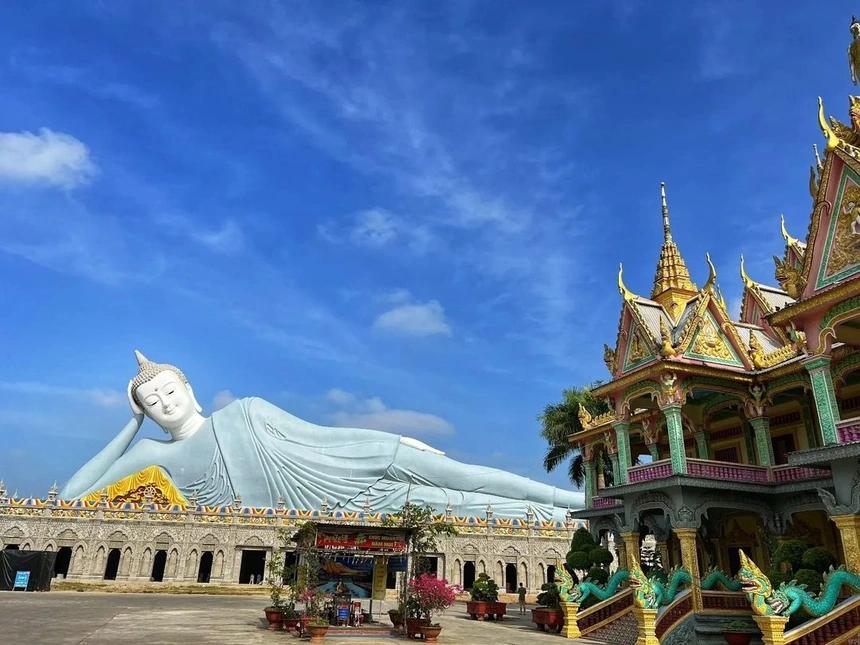 Chùa Som Rong - Sóc Trăng: Chùa Som Rong có kiểu kiến trúc như các chùa Khmer khác ở Nam Bộ. Không gian chùa rộng lớn với diện tích 5 ha, bao gồm chánh điện, sala, nhà dành cho sư sải cùng với một thư viện sách có hơn 1.500 cuốn sách. Bước vào không gian chùa, bạn sẽ ấn tượng với những công trình trang trí hoa văn biểu tượng văn hóa Khmer tinh xảo, bức tượng Phật nằm khổng lồ hay những cây cổ thụ hàng trăm năm tuổi.