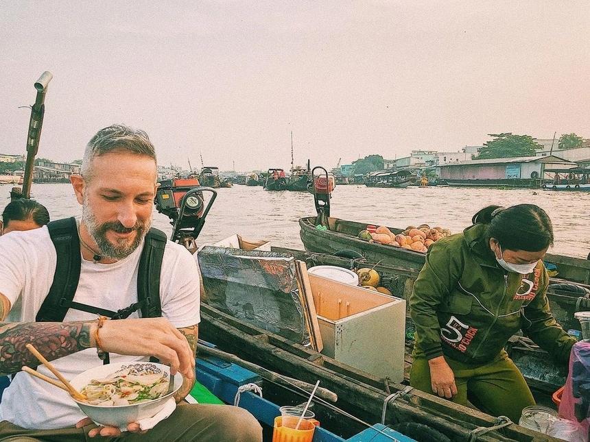 Chợ nổi Cái Răng - Cần Thơ: Du lịch các tỉnh miền Tây thì không thể không ghé chơi chợ nổi. Một trong những chợ nổi được nhiều người biết đến nhất là chợ nổi Cái Răng, chợ đầu mối chuyên mua bán các loại rau củ, trái cây sầm uất ở Cần Thơ. Tới đây, du khách sẽ cảm nhận rõ nét văn hóa đặc trưng của miền Tây sông nước.