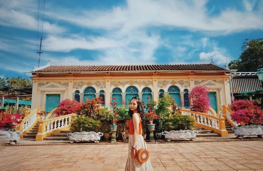 Nhà cổ Bình Thủy - Cần Thơ: Được xây dựng từ năm 1870, nhà cổ Bình Thủy từng xuất hiện trong nhiều bộ phim nổi tiếng. Là một trong số ít các căn nhà cổ có lối kiến trúc Đông - Tây kết hợp, nhà cổ Bình Thủy có nhiều góc check-in đẹp cho du khách chụp ảnh theo phong cách retro.