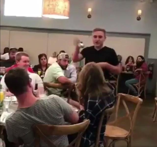 Được bạn trai cầu hôn, cô gái tái mặt khi anh ta nói câu cuối cùng-1