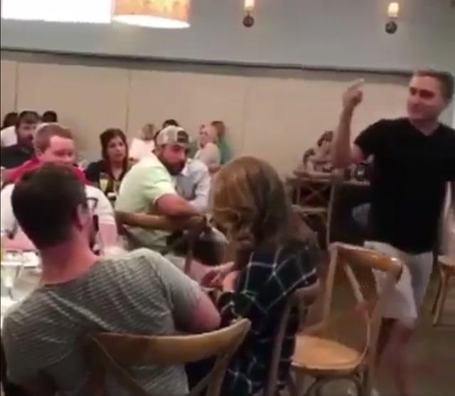 Được bạn trai cầu hôn, cô gái tái mặt khi anh ta nói câu cuối cùng-2