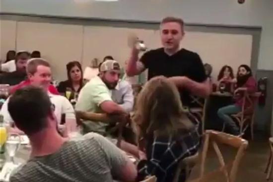 Được bạn trai cầu hôn, cô gái tái mặt khi anh ta nói câu cuối cùng