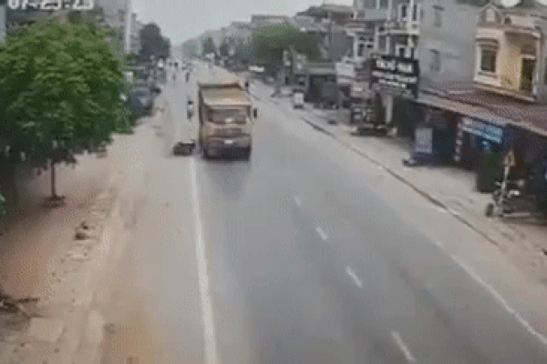 Clip: Bất chợt ngã ra đường, người đi xe máy bị xe ben cán ngang đầu