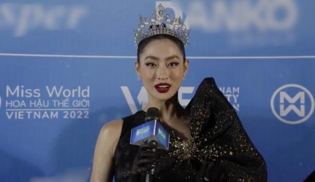 Lương Thùy Linh trông hơi già, lộ gò má cao trên thảm đỏ sự kiện Miss World Vietnam 2022