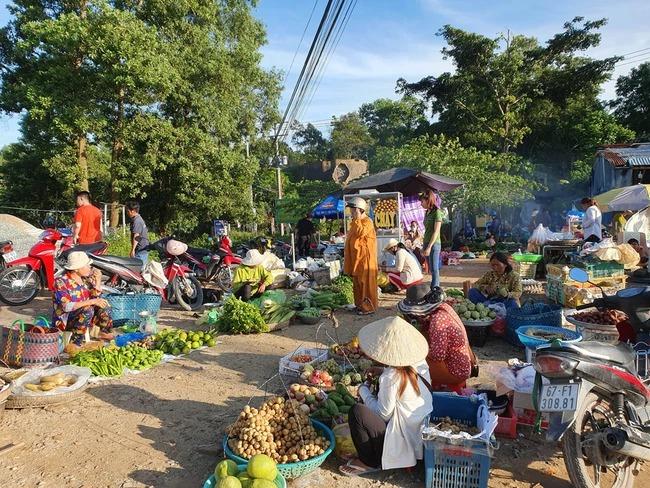 Ở Mỹ cũng có một khu chợ người Việt mang tên CHỒM HỔM-1