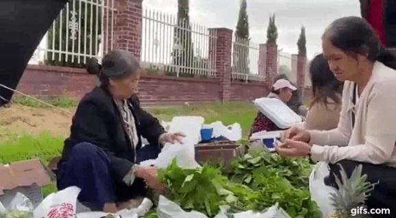 Ở Mỹ cũng có một khu chợ người Việt mang tên CHỒM HỔM-3