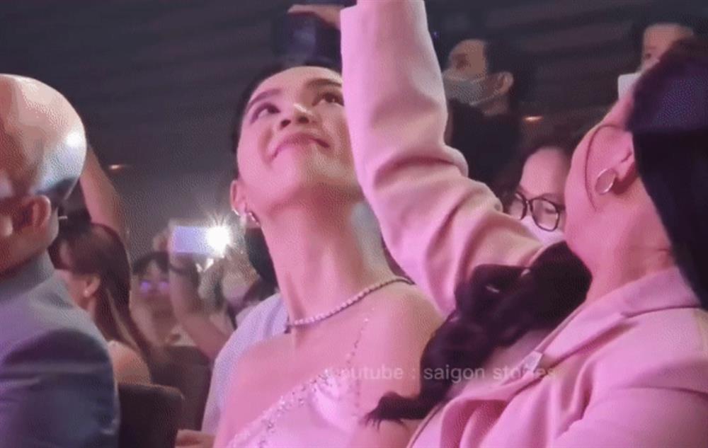 Phản ứng Ngọc Trinh khi xem màn song ca Trấn Thành, Hari Won-5