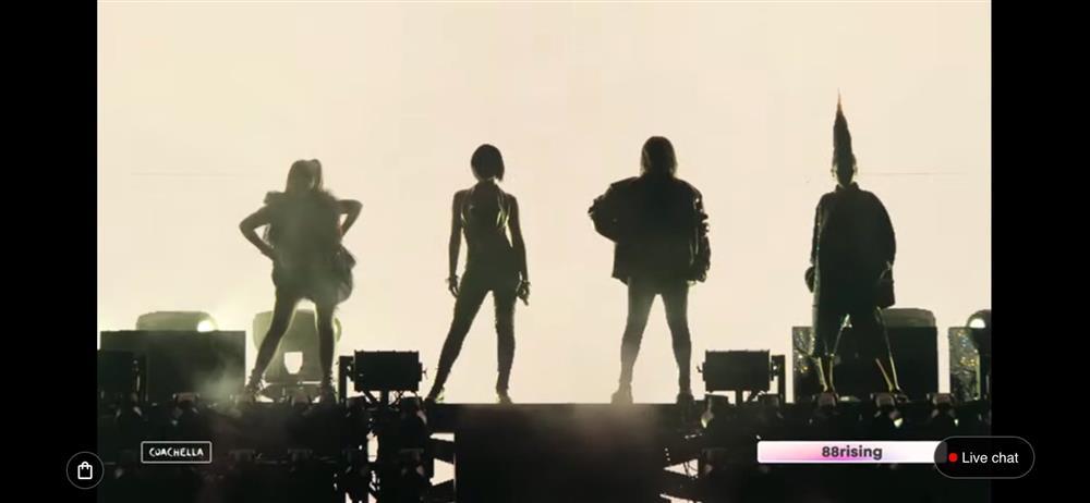 Tóc Tiên khóc khi 2NE1 bất ngờ tái hợp tại Coachella-3