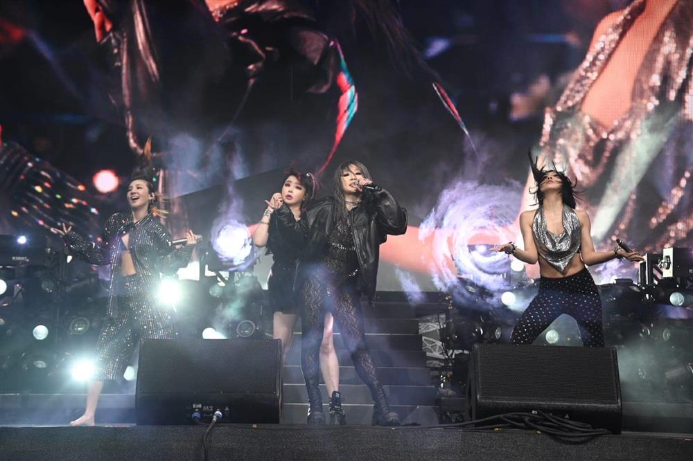 Tóc Tiên khóc khi 2NE1 bất ngờ tái hợp tại Coachella-4