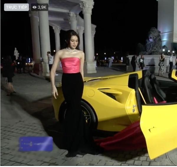 Đỗ Hà quê độ vì váy vóc rối rắm trước 4000 người xem livestream-2