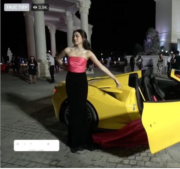 Đỗ Hà quê độ vì váy vóc rối rắm trước 4000 người xem livestream-3