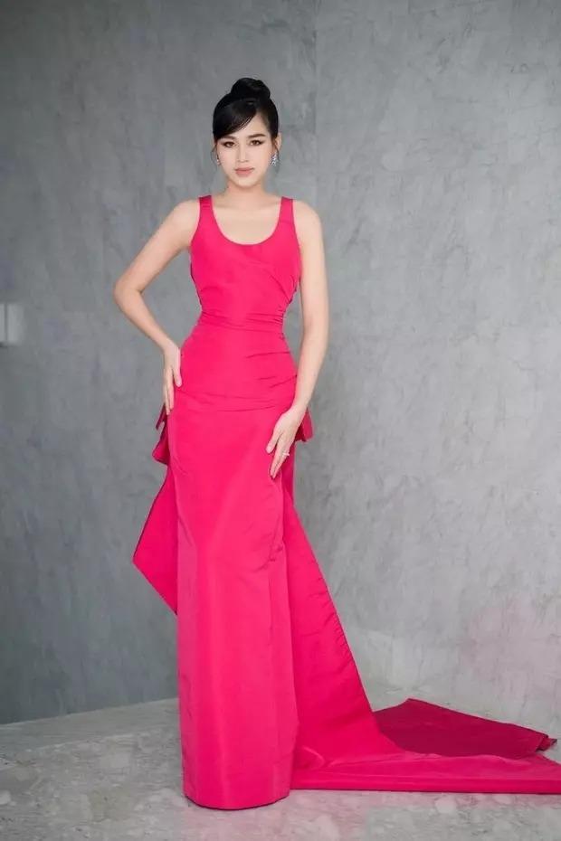 Đỗ Hà quê độ vì váy vóc rối rắm trước 4000 người xem livestream-7