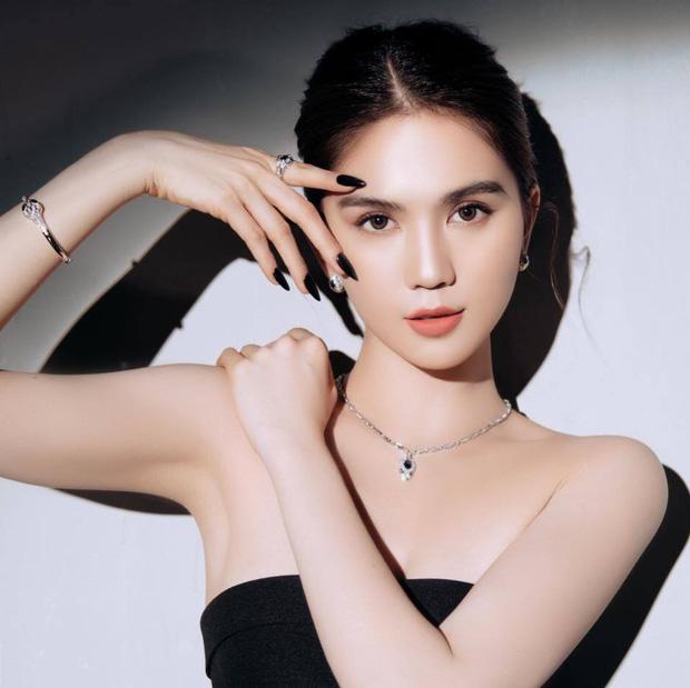 Accused of wearing a fake dress, Ngoc Trinh has a defiant attitude-5