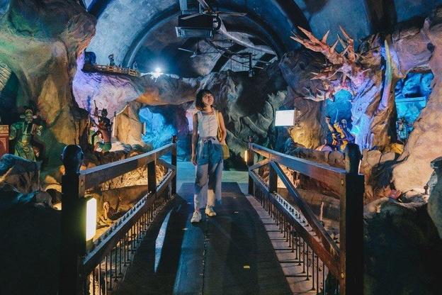 Clip mưa to xối xả tại chùa Hương, xem xong ai cũng lo lắng dặn du khách cẩn thận-1