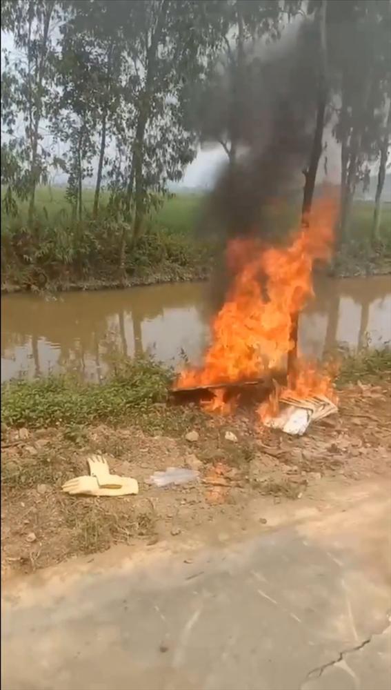 Thanh niên châm lửa đốt rụi ảnh cưới gây tranh cãi, ai nấy đều xót thương 1 vật-4