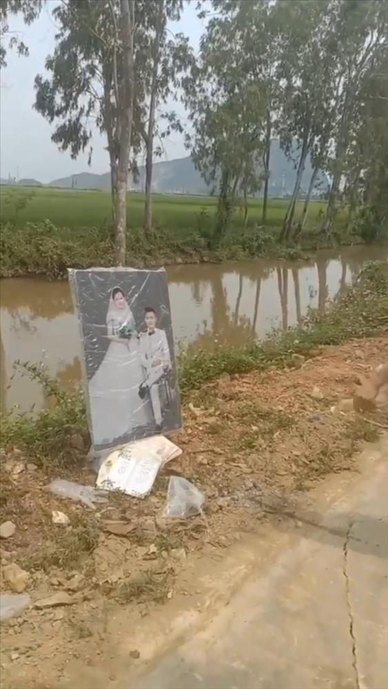 Thanh niên châm lửa đốt rụi ảnh cưới gây tranh cãi, ai nấy đều xót thương 1 vật-1