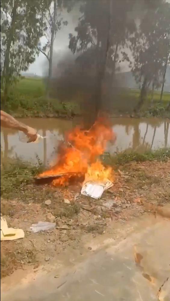 Thanh niên châm lửa đốt rụi ảnh cưới gây tranh cãi, ai nấy đều xót thương 1 vật-2