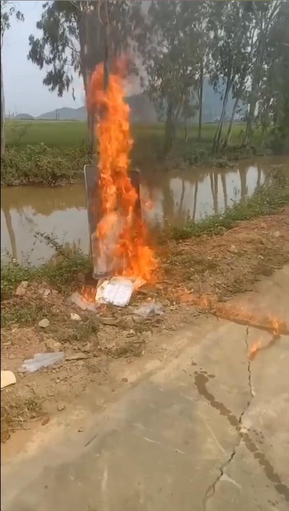 Thanh niên châm lửa đốt rụi ảnh cưới gây tranh cãi, ai nấy đều xót thương 1 vật-3