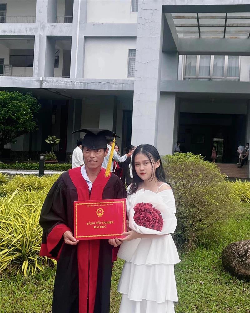 Bố mặc áo cử nhân trong ngày tốt nghiệp của con gái đầy xúc cảm-1
