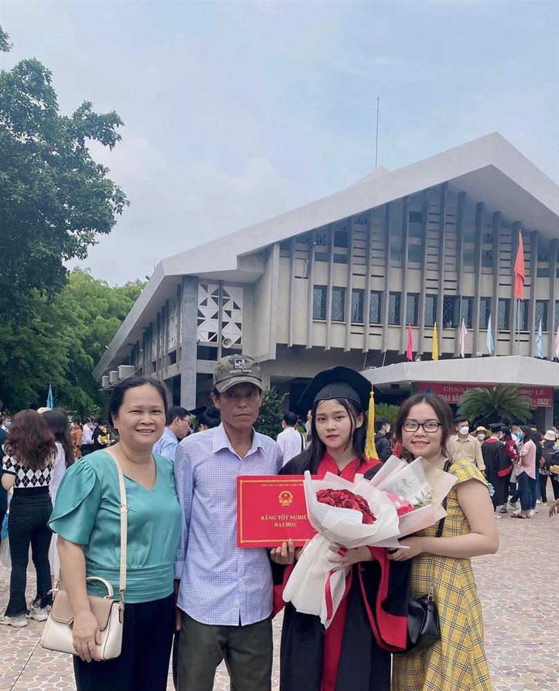 Bố mặc áo cử nhân trong ngày tốt nghiệp của con gái đầy xúc cảm-3