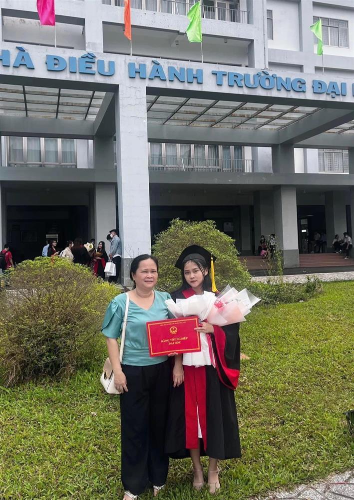 Bố mặc áo cử nhân trong ngày tốt nghiệp của con gái đầy xúc cảm-5