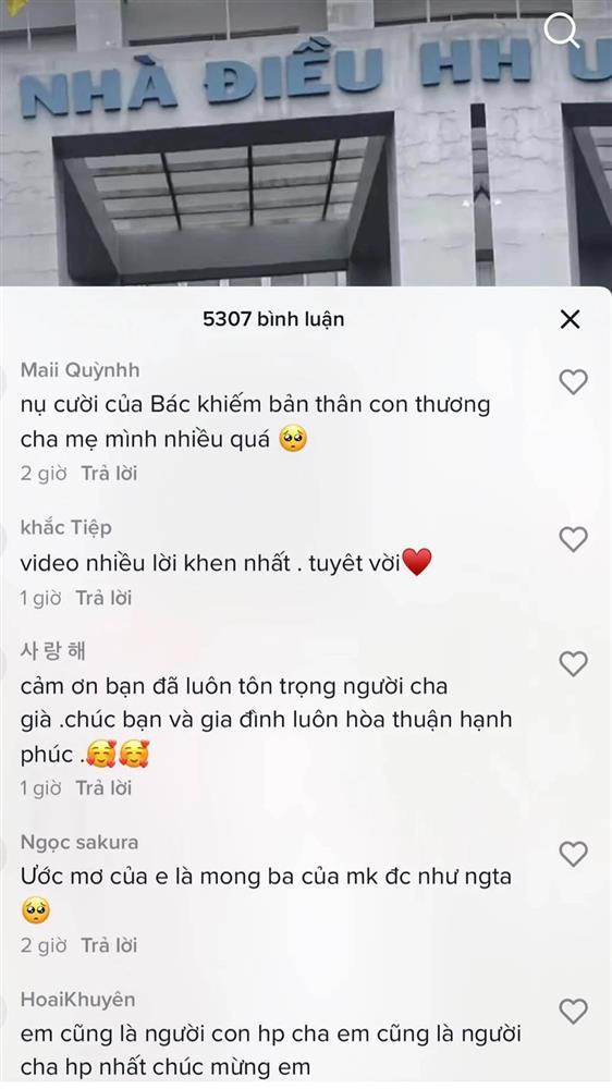 Bố mặc áo cử nhân trong ngày tốt nghiệp của con gái đầy xúc cảm-6