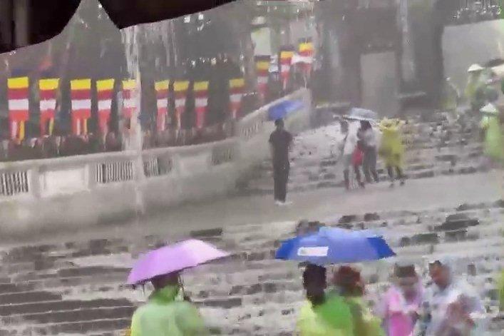 Clip of torrential rain at Huong Pagoda