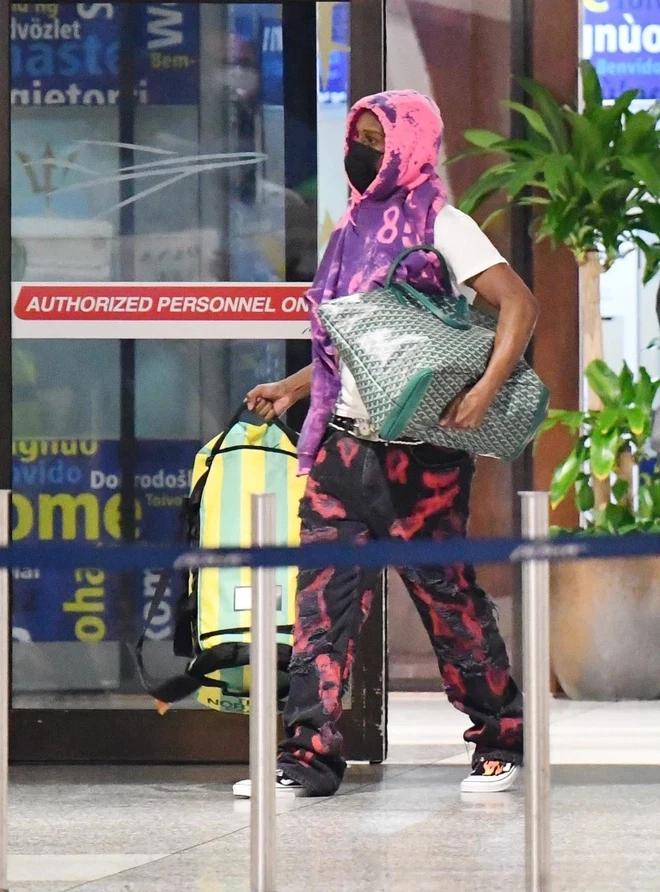 Rihanna lộ diện sau tin chia tay vì bị bạn trai cắm sừng-4