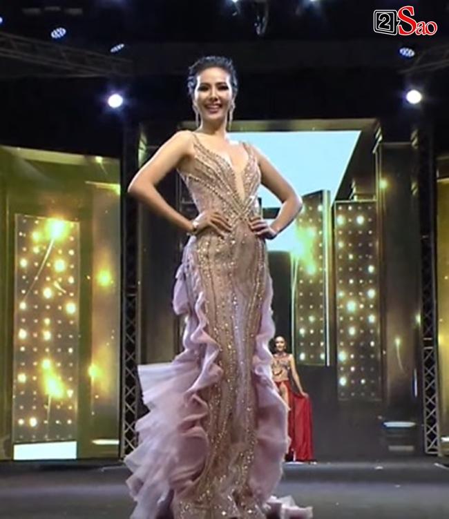 Một người đẹp đạo trắng trợn đầm Miss World của Đỗ Thị Hà-1