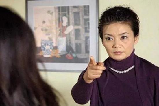 Con dâu ly hôn bị mẹ chồng gây sự vì nghi ngờ liên quan bố chồng