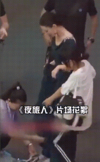 Dàn sao Hoa ngữ để trợ lý quỳ gối xỏ giày, cầm ô-2