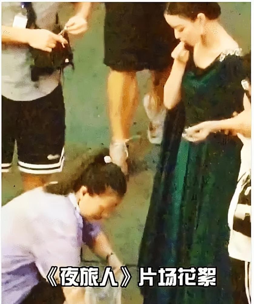 Dàn sao Hoa ngữ để trợ lý quỳ gối xỏ giày, cầm ô-1